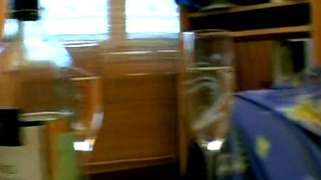 Бутылка вина во влагалище