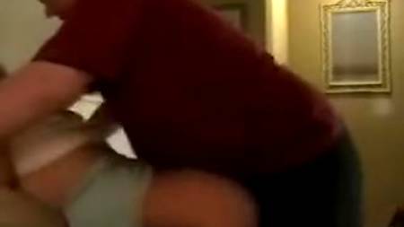 Оттраханная телка-сантехник