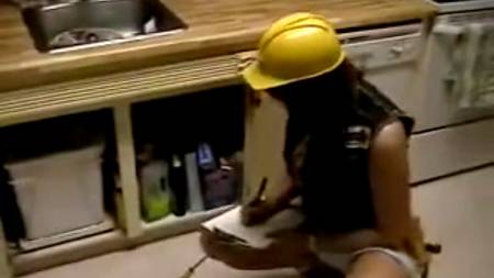 Оттраханная телка-сантехник