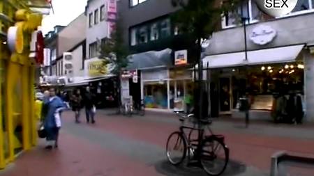 Приятный вечер с брюнеткой