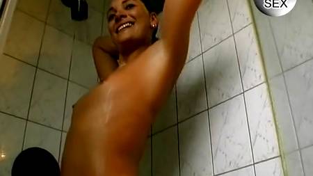 Приятный вечер с брюнеткой