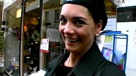 Приятный вечер с брюнеткой