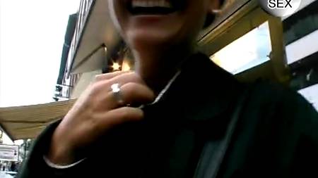 Приятный вечер с брюнеткой