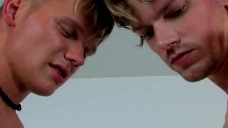 Два члена парней рвут нежные дырочки русской девицы на кровати