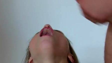 Два члена парней рвут нежные дырочки русской девицы на кровати