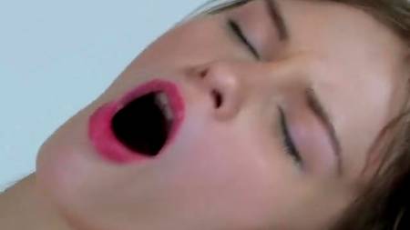 Два члена парней рвут нежные дырочки русской девицы на кровати