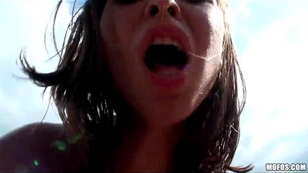 Познакомился с отдыхающей на природе девушкой