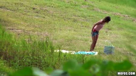 Познакомился с отдыхающей на природе девушкой