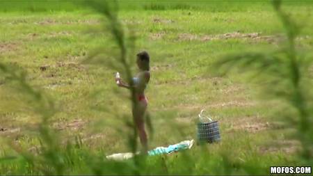 Познакомился с отдыхающей на природе девушкой