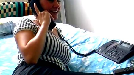 Дамочка в чулках мастурбирует