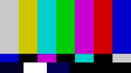 Залез в штаны девчонке и нашел там член