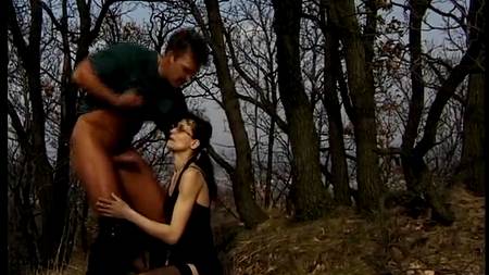 В лесочке отодрал очкастую девку