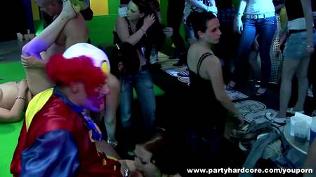 Стриптизеры понравились развратным нимфочкам