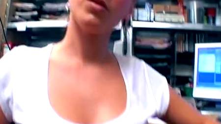 Прелестная красотка дает в офисе