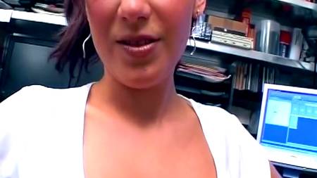 Прелестная красотка дает в офисе