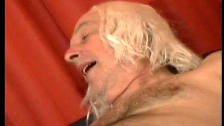 Сумасшедший дедок и молоденькая телочка