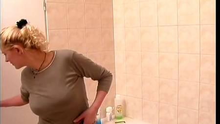 Зрелая тетушка забавляется с племянником