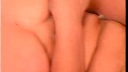 Зрелая тетушка забавляется с племянником