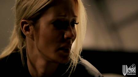 Блондинка в военной форме отдалась солдату