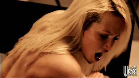 Блондинка в военной форме отдалась солдату