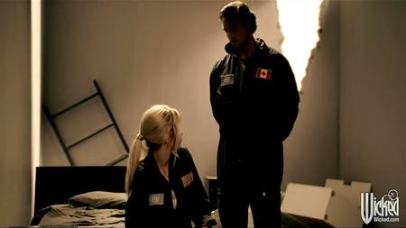 Блондинка в военной форме отдалась солдату