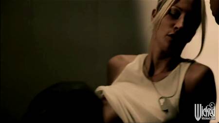 Блондинка в военной форме отдалась солдату