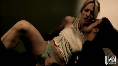 Блондинка в военной форме отдалась солдату