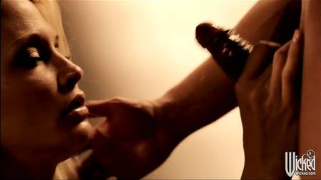 Блондинка в военной форме отдалась солдату