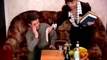 Зрелая соседка напилась и занялась с парнем сексом