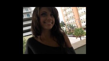 Кончил на лицо безумно красивой девчонке