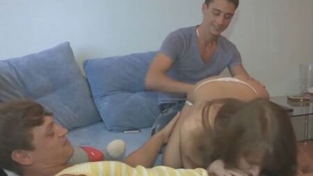 Паренек подставил свою девушку под член друга