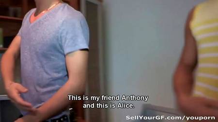 Паренек подставил свою девушку под член друга