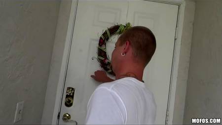 Парень удачно навестил девушку с ее подругой