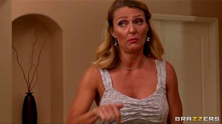 Мускулистый самец насадил на свой пенис зрелую дамочку