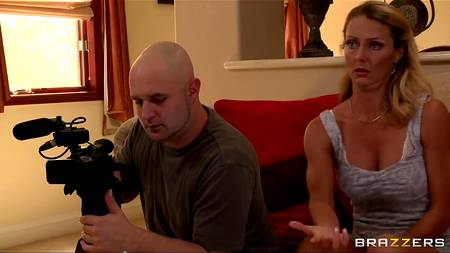 Мускулистый самец насадил на свой пенис зрелую дамочку