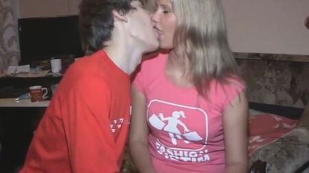 Андрюха удачно раскрутил новую подругу на жаркий секс