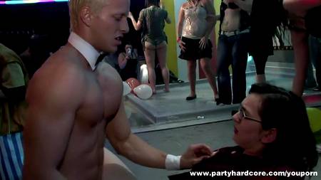 Страстные сучки устроили оргию с стриптизерами