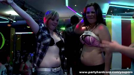 Страстные сучки устроили оргию с стриптизерами