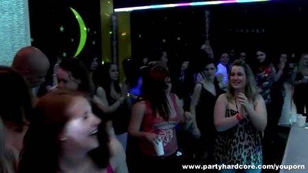 Страстные сучки устроили оргию с стриптизерами