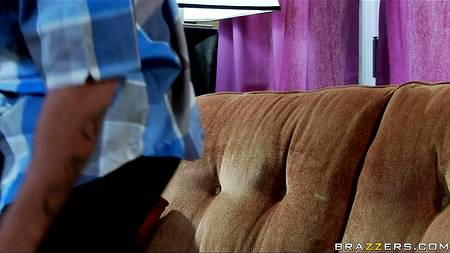 Грудастая женщина утешила мужика своими дырками