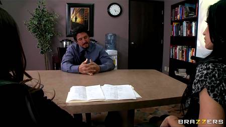 Две офисные сучки порадовали телом своего начальника