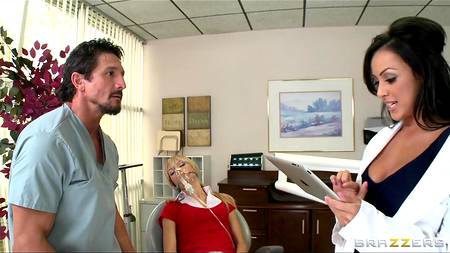 Озабоченная врачиха устроила секс втроем