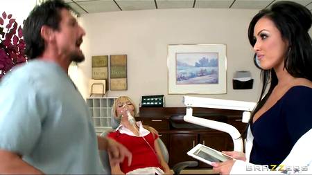 Озабоченная врачиха устроила секс втроем