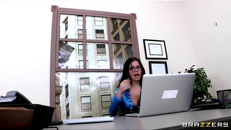 Секретарша с шикарным телом отдалась своему начальнику