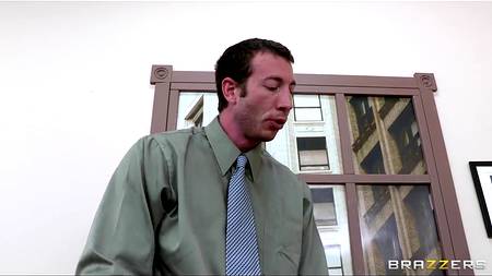 Секретарша с шикарным телом отдалась своему начальнику