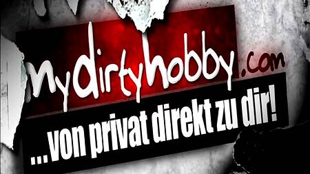 Мужик засовывает крюк в жопу брюнетки и трахает её