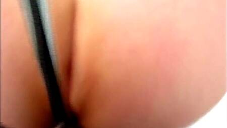 Мужик засовывает крюк в жопу брюнетки и трахает её