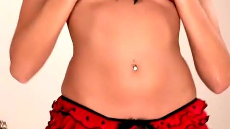 Знойная брюнетка пихает себе в анал большой дилдо