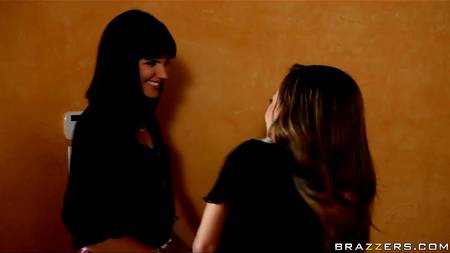 Девчонки с жадностью проглотили заслуженную сперму