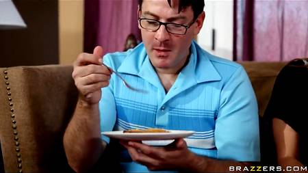 Девчонки с жадностью проглотили заслуженную сперму